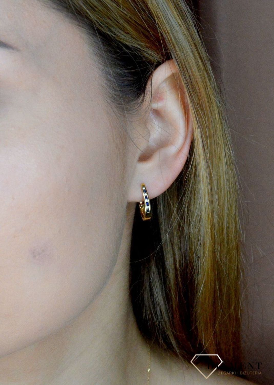 Złote kolczyki wiszące 585 z diamentem i szafirem E1505SA Szafir. Przepiękne kolczyki złote z brylantami i szafirami z zapięciem typu angielskiego wykonane zostały z 14- karatowego złota próby 585. Kolczyki będą idealnym dodat.jpg